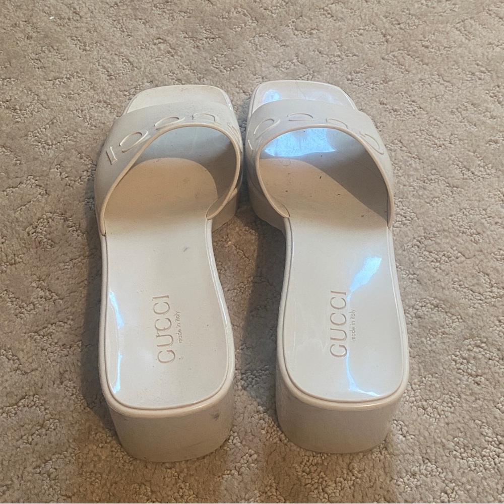 GUCCI Plastique logo-embossed rubber mules in Mystic White - Picture 7 of 10